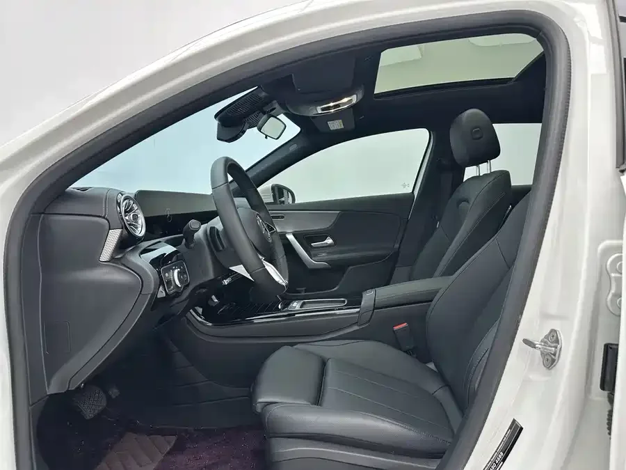 Mercedes-Benz Class A Mercedes-Benz A-Class 2023 A 180 L 2023 — миниатюра 2