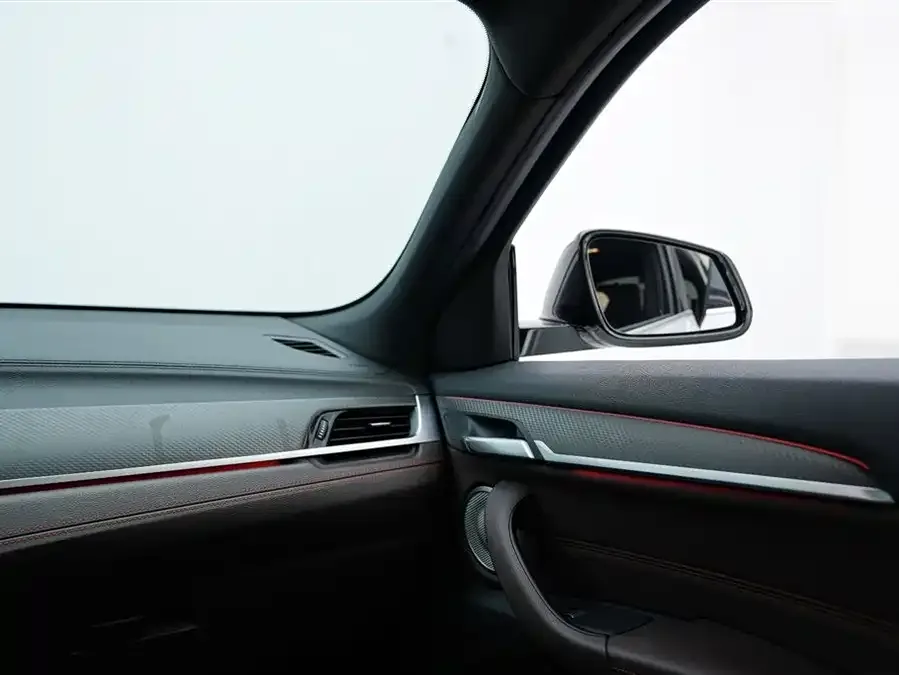 BMW X2 2021 facelift sDrive25i Edge Edition 2022 — миниатюра 3