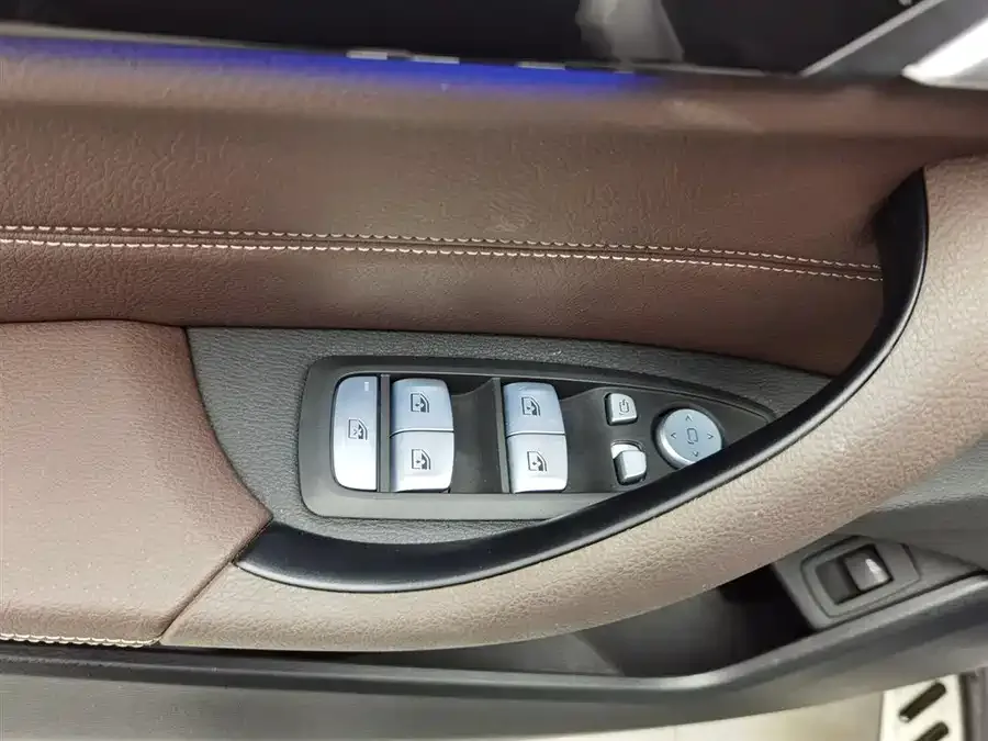 BMW X1 2022 sDrive25Li Leading Edition 2023 — миниатюра 3