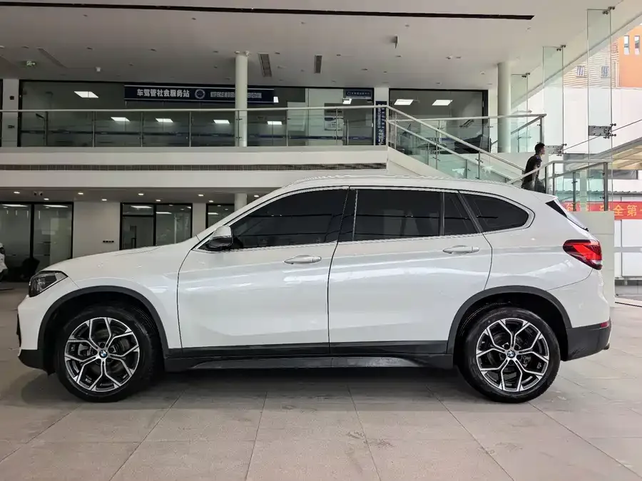BMW X1 2022 sDrive25Li Leading Edition 2023 — миниатюра 2