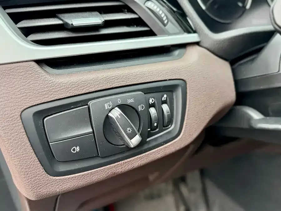 BMW X1 2022 sDrive25Li Leading Edition 2022 — миниатюра 2