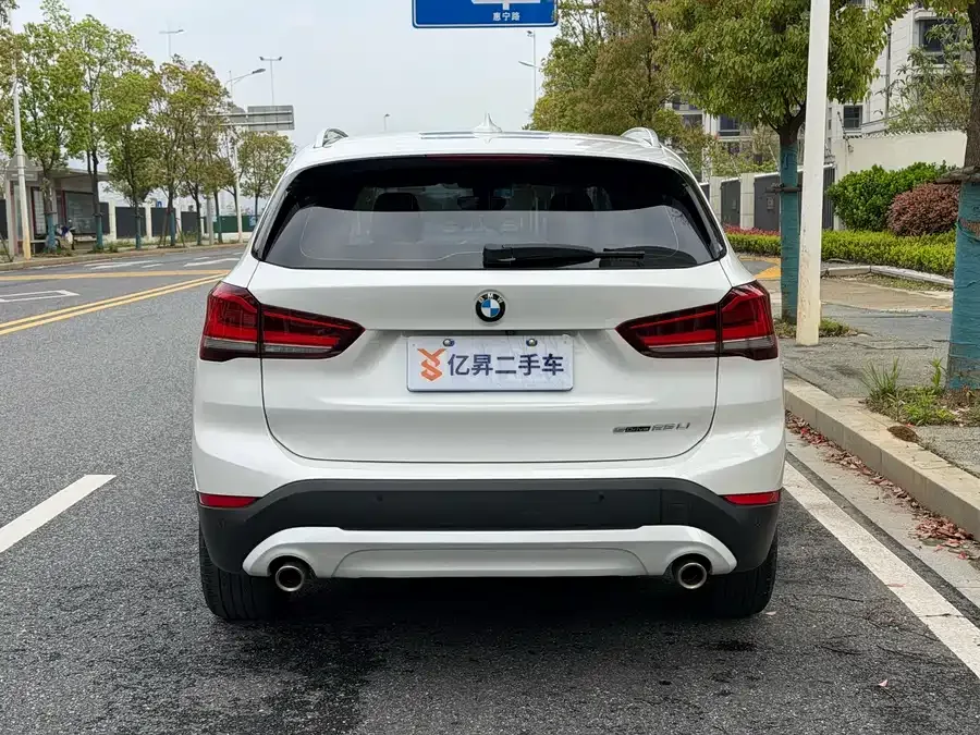 BMW X1 2021 facelift sDrive25Li Leading Edition 2022 — миниатюра 2