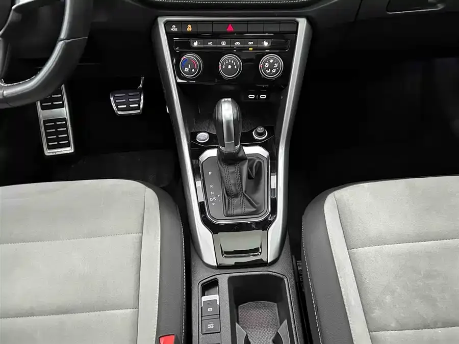 Volkswagen T-Roc T-ROC 2021 280TSI DSG two-wheel drive R-Line Pro intelligent version 2022 — миниатюра 2