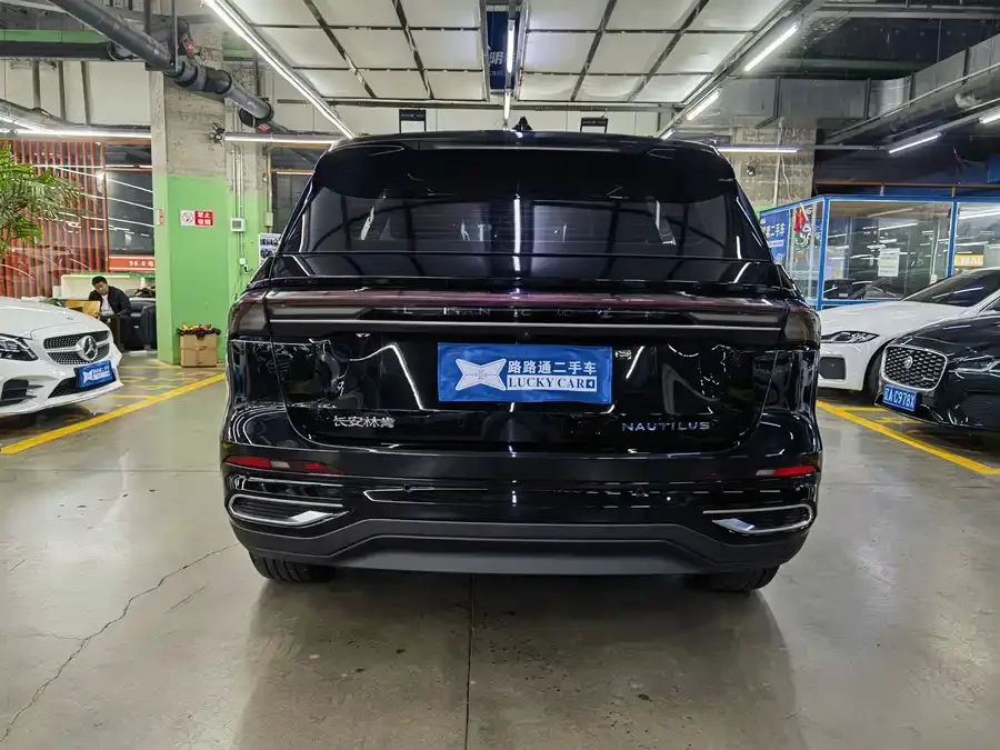 Lincoln Navigator Navigator 2025 Facelift 2.0T AWD Premium Edition 2025 — миниатюра 2