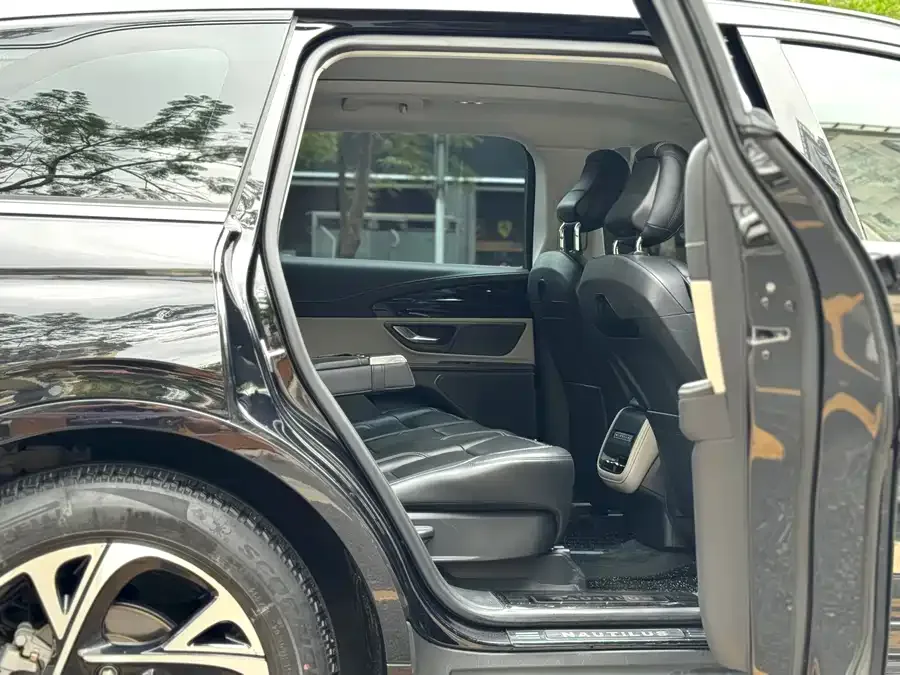 Lincoln Navigator Navigator 2023 2.0T 4WD Luxury Hybrid Edition 2023 — миниатюра 4