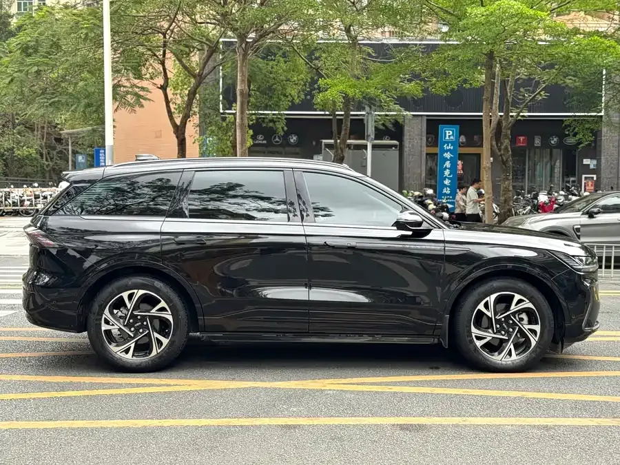 Lincoln Navigator Navigator 2023 2.0T 4WD Luxury Hybrid Edition 2023 — миниатюра 5
