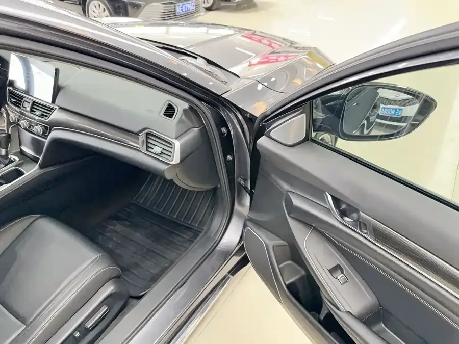 Honda Accord 2022 Accord 260TURBO Fantasy Night Premium Edition 2022 — миниатюра 3