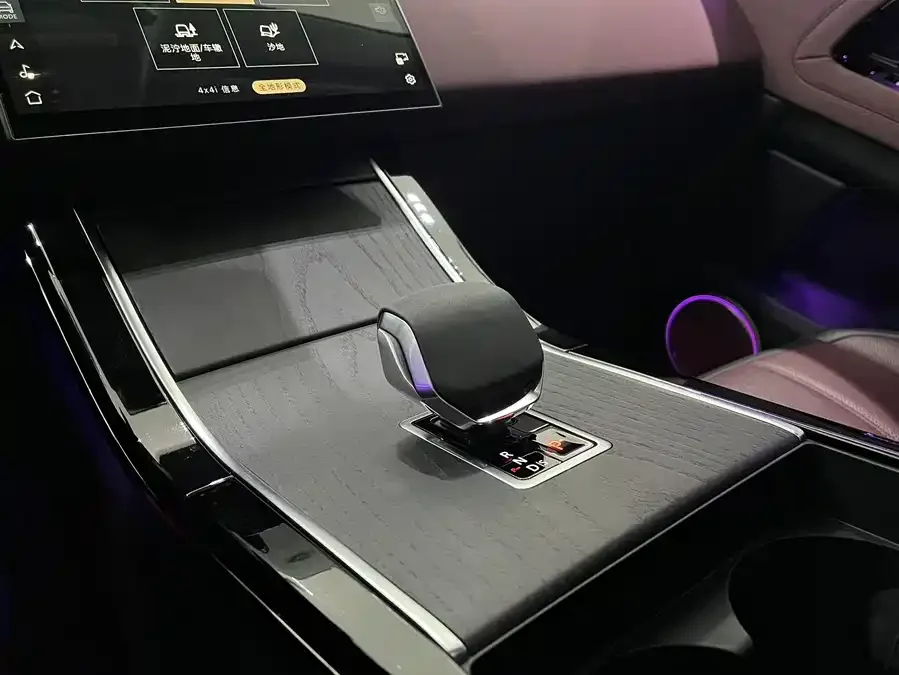 Land Rover Range Rover Aurora 2024 Range Rover Evoque L SE Yuguang Honor Edition 2024 — миниатюра 3