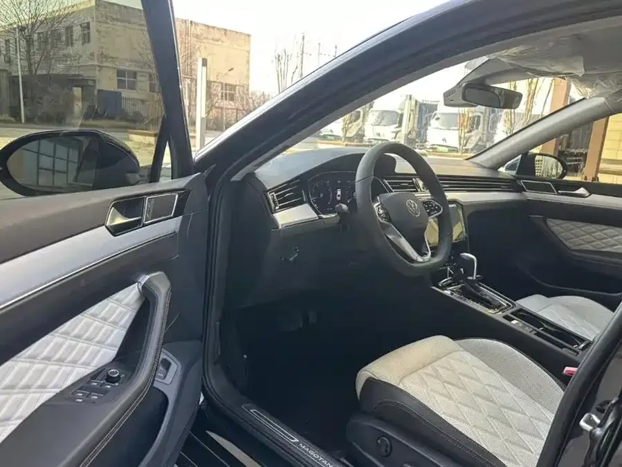 Volkswagen Magotan Magotan 2024 2 million units public enjoyment model 330TSI DSG luxury model 2024 — миниатюра 4