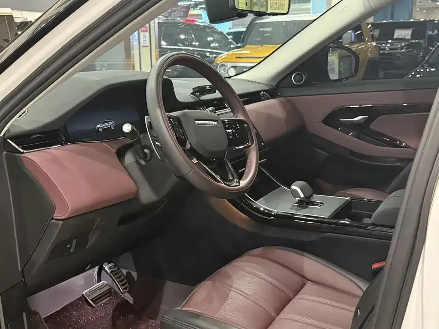 Land Rover Range Rover Aurora 2026 Range Rover Evoque L SE 2025 — миниатюра 4