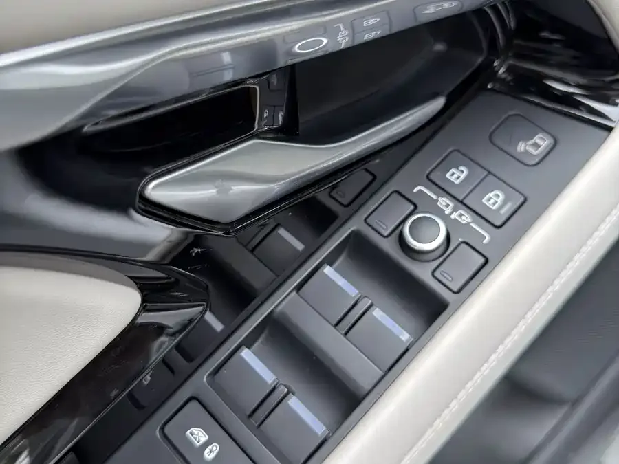 Land Rover Range Rover Aurora Range Rover Aurora 2023 Aurora L 249PS Luxury Edition 2024 — миниатюра 4