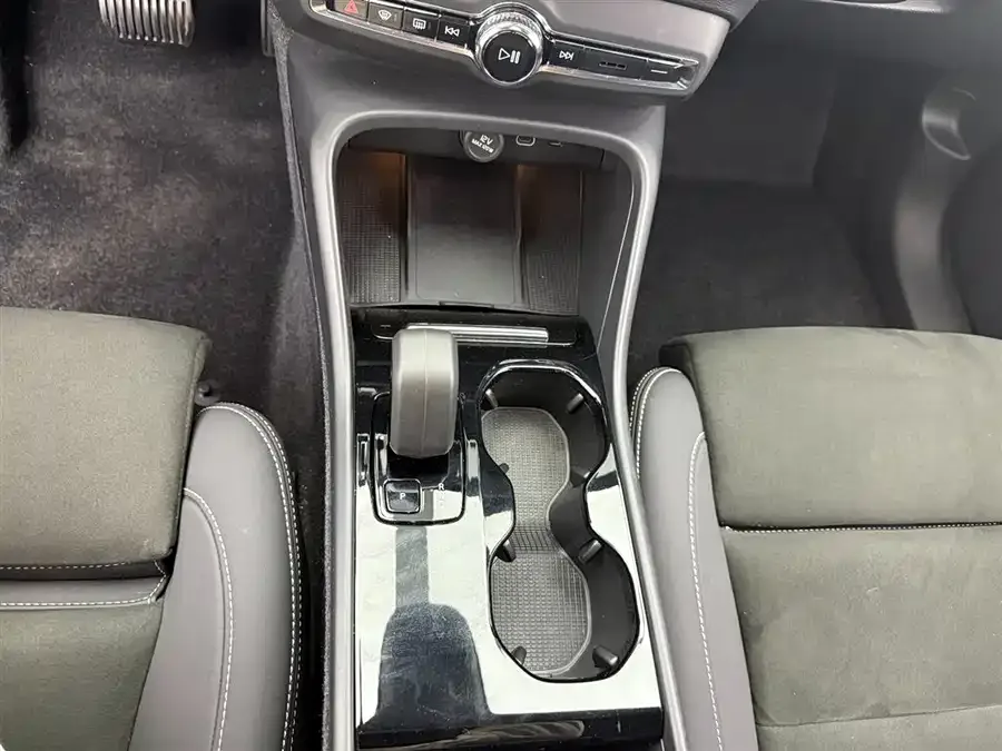 Volvo C40 2023 Long Range Edition 2023 — миниатюра 3