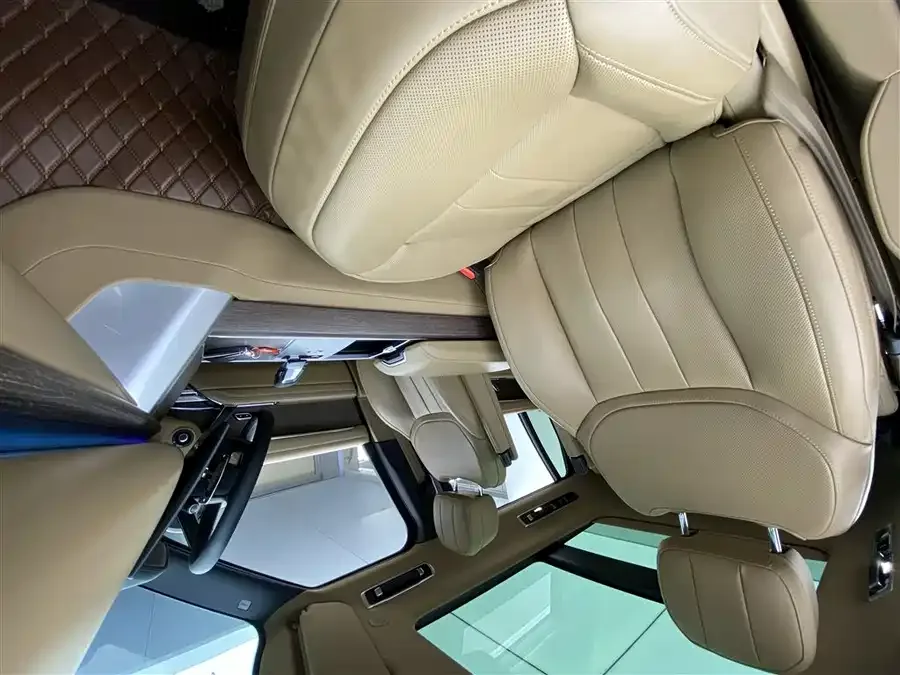 Land Rover Range Rover Range Rover 2024 3.0 L6 400PS Grand Extended Edition 7 Seaters 2024 — миниатюра 3