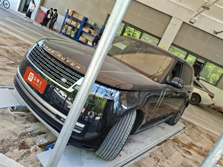 Land Rover Range Rover Range Rover 2024 3.0 L6 360PS Grand Edition 2024 — миниатюра 3