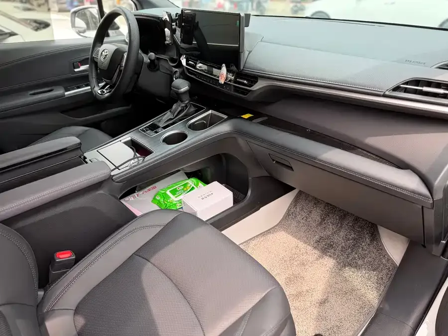 Toyota Sienna SIENNA 2026 2.5L Dual Engine 4WD Premium Edition 2026 — миниатюра 2