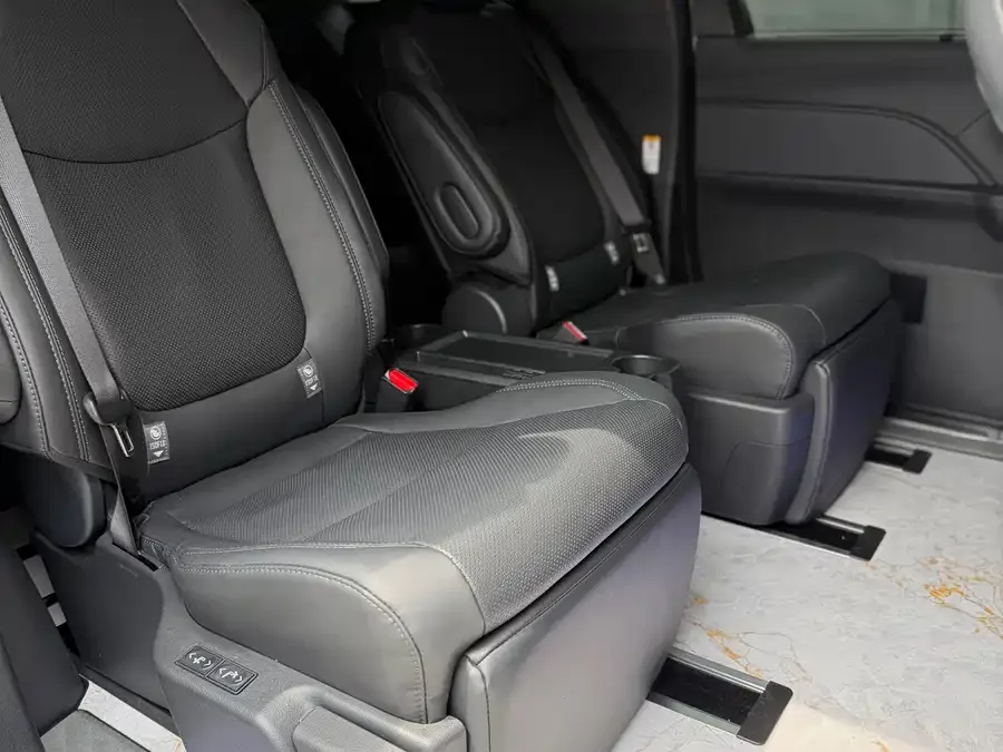 Toyota Sienna SIENNA 2026 2.5L Dual Engine 4WD Premium Edition 2026 — миниатюра 3