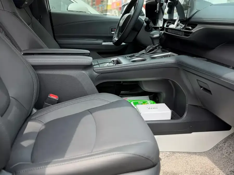 Toyota Sienna SIENNA 2026 2.5L Dual Engine 4WD Premium Edition 2026 — миниатюра 4