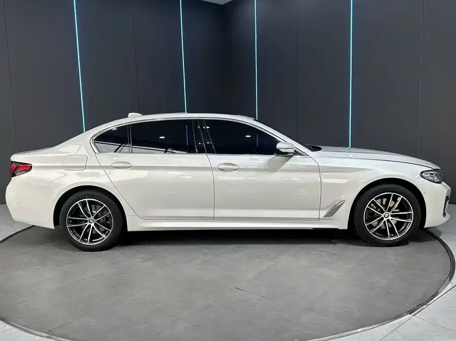 BMW 5 Series BMW 5 Series 2022 facelift 525Li M sports package 2023 — миниатюра 2