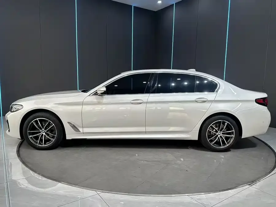 BMW 5 Series BMW 5 Series 2022 facelift 525Li M sports package 2023 — миниатюра 4