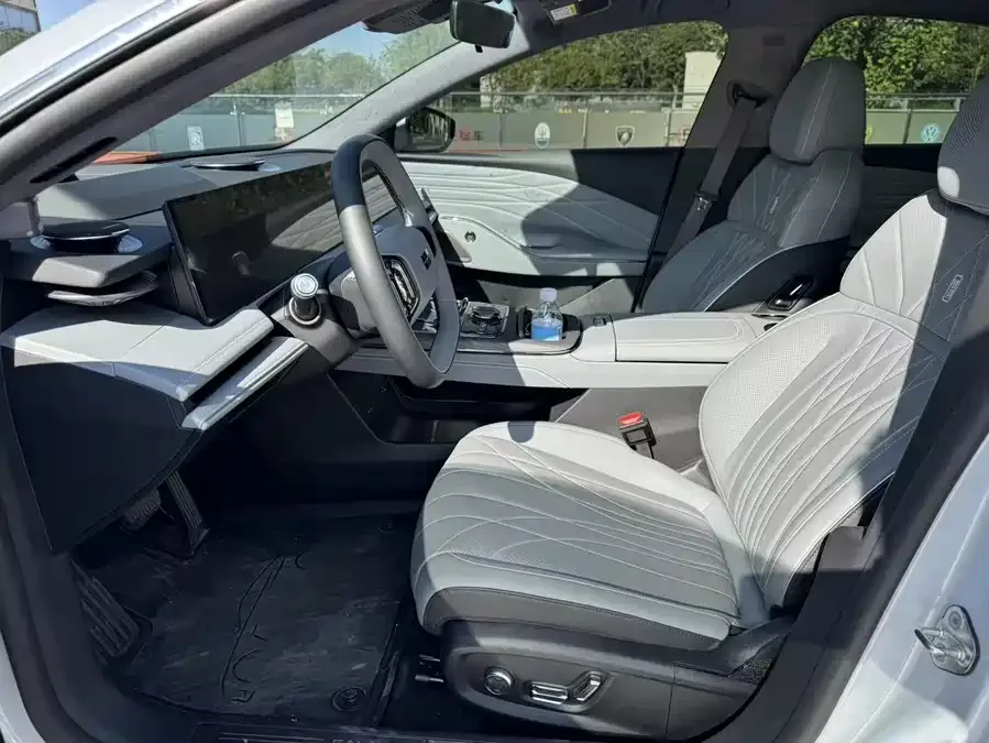Geely Galaxy E8 Galaxy E8 2025 700km Long-distance Intelligent Driving Edition 2025 — миниатюра 4