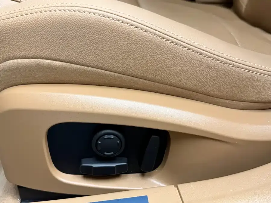 Jaguar XFL 2025 2.0T P250 Two-Wheel Drive Premium Luxury Edition 2026 — миниатюра 2