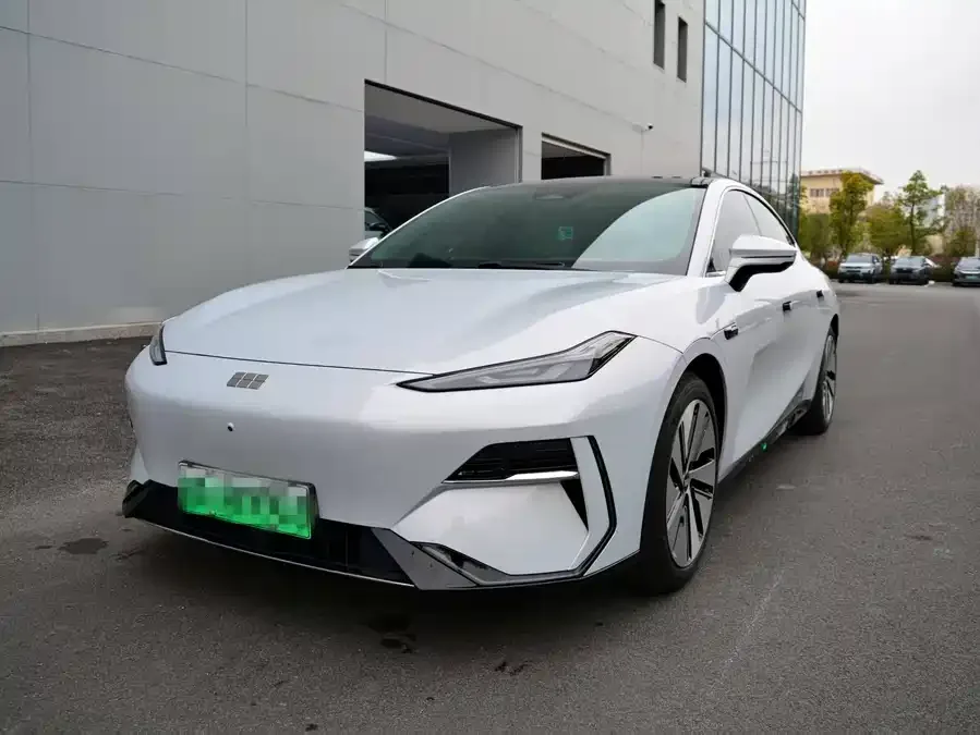 Geely Galaxy E8 Galaxy E8 2024 550km RWD MAX 2024 — фото 1, купить с доставкой в Москву