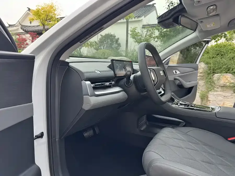 Geely Galaxy A7 EM Galaxy A7 EM 2025 EM-i 70km Luxury Edition 2025 — миниатюра 4