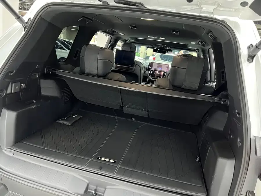 Lexus LX 2025 700h VIP Edition 2025 — миниатюра 3