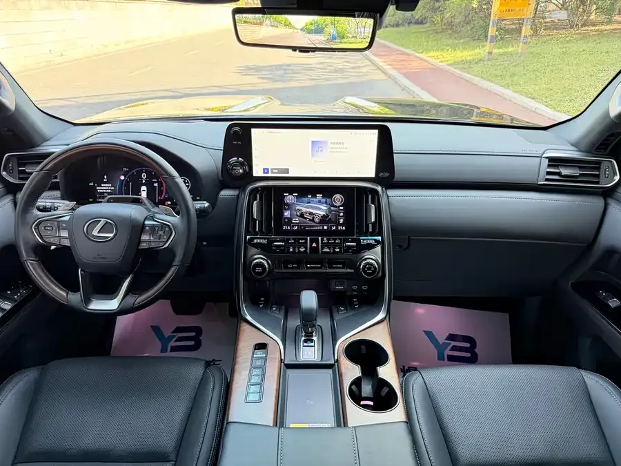 Lexus LX 2025 700h Territory Edition 2025 — миниатюра 5