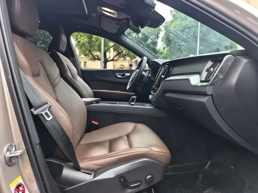 Volvo XC60 2022 B5 4WD Zhiyi Luxury Edition 2023 — миниатюра 4