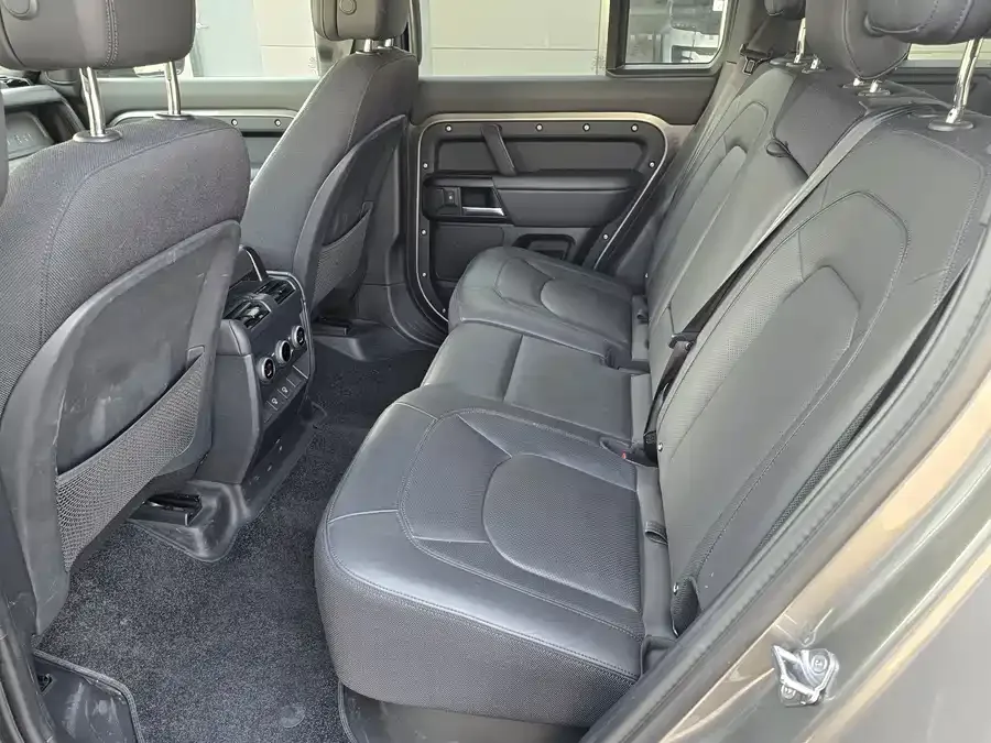 Land Rover guard Land Rover Defender 2025 110 3.0T P400 X 2024 — миниатюра 4
