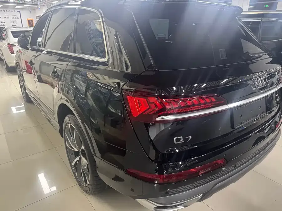 Audi Q7 2023 55 TFSI quattro S line sports model 2024 — миниатюра 4