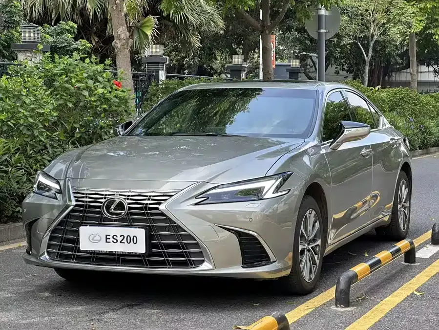 Lexus ES 2025