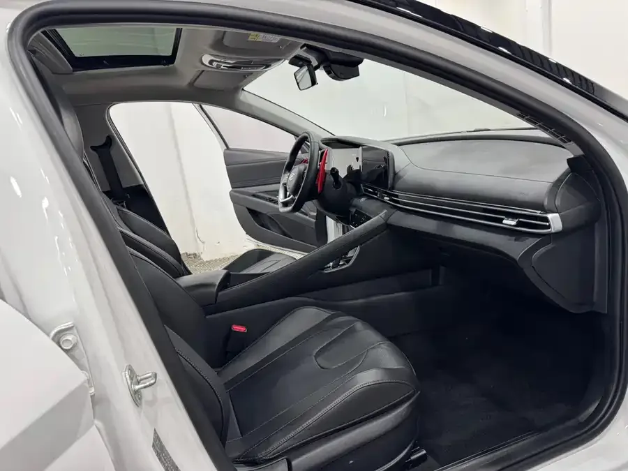 Hyundai Elantra Elantra 2022 1.5L CVT LUX Premium Edition 2022 — миниатюра 4