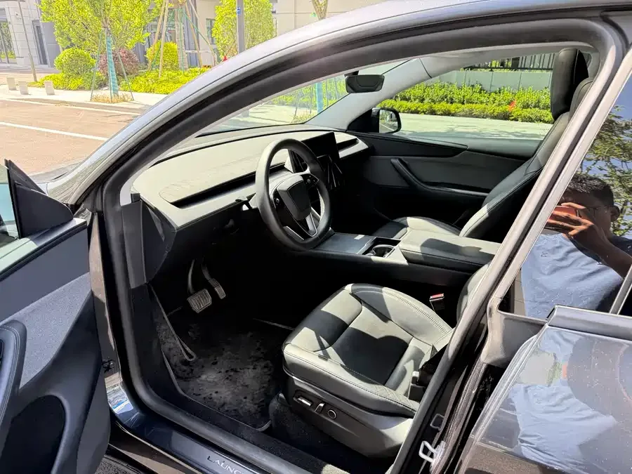 Tesla Model Y Model Y 2025 rear-wheel drive version 2025 — миниатюра 4