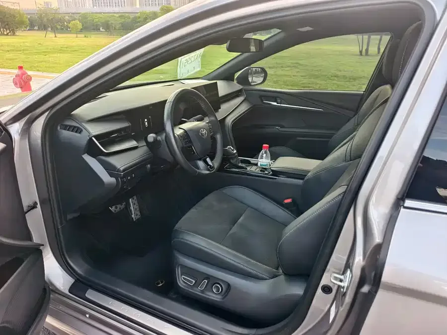 Toyota Camry 2026 Camry Hybrid 2.0HXS Sport Plus Edition 2025 — миниатюра 2