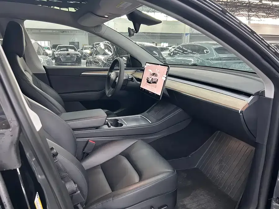 Tesla Model Y Model Y 2022 facelift long-range all-wheel drive version 2023 — миниатюра 3