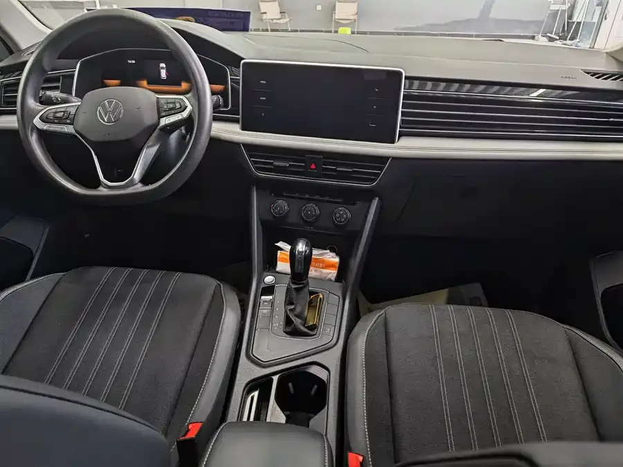 Volkswagen Tiguan L Tiguan L 2022 330TSI Automatic 2WD Comfort Edition 2022 — миниатюра 4