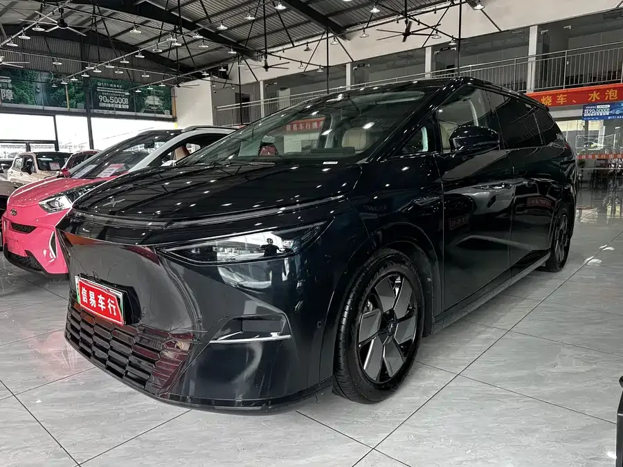 XPeng XPeng X9 2025