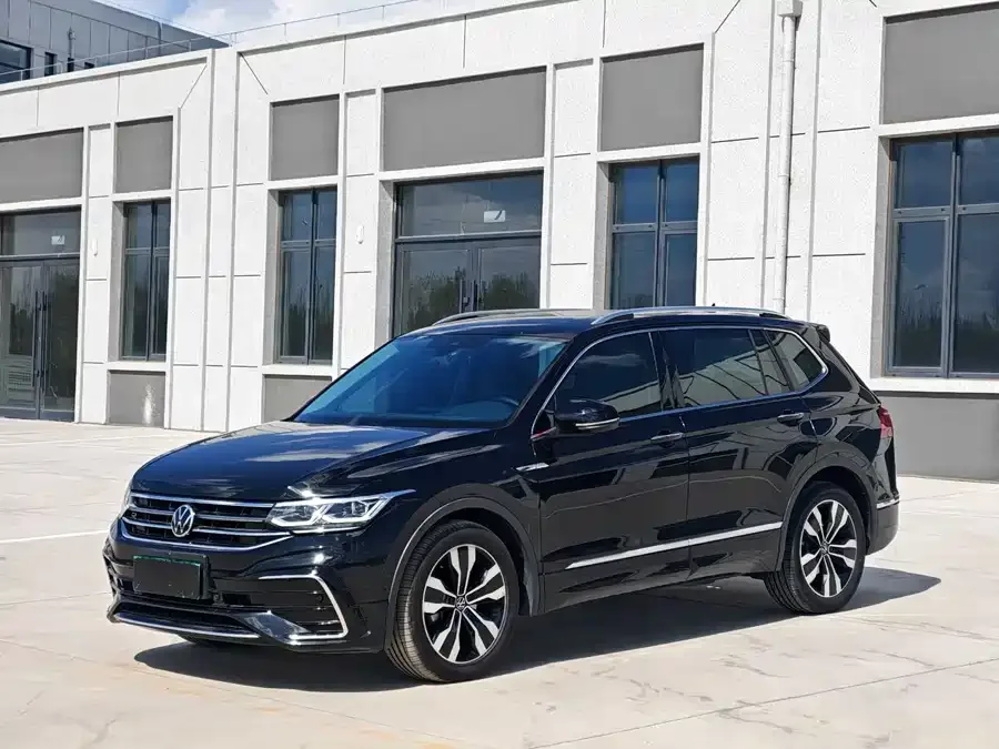 Volkswagen Tiguan L Tiguan L 2022 330TSI Automatic 2WD R-Line Enjoy Edition 2022 — фото 1, купить с доставкой в Москву