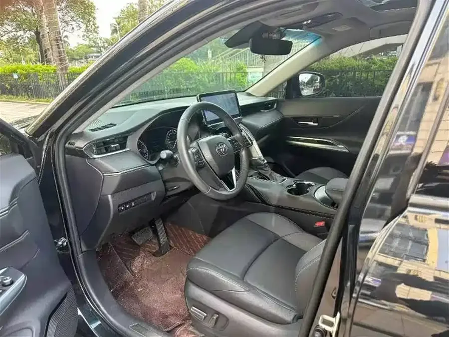 Toyota Venza Venza 2022 2.0L CVT 2WD Luxury Edition 2023 — миниатюра 4