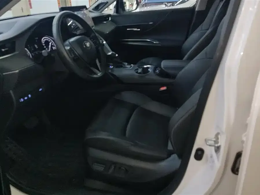 Toyota Venza Venza 2022 2.0L CVT 2WD Premium Edition 2022 — миниатюра 3