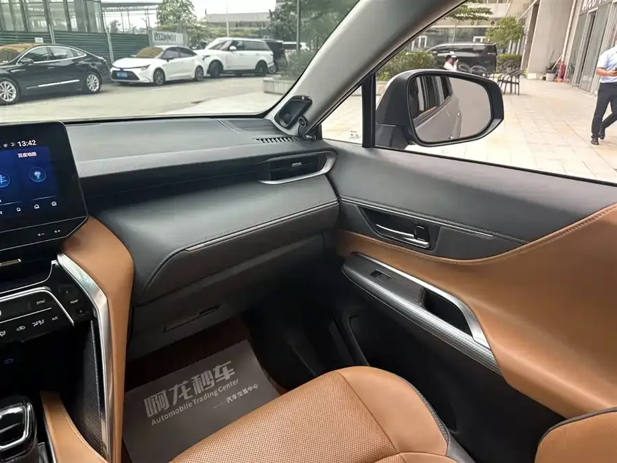 Toyota Venza Venza 2022 2.0L CVT 2WD Premium Edition 2022 — миниатюра 3