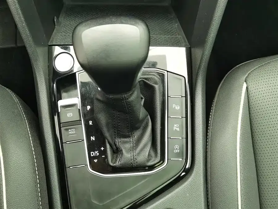 Volkswagen Tiguan L Tiguan L 2023 330TSI Automatic 2WD R-Line Enjoy Edition 2022 — миниатюра 4