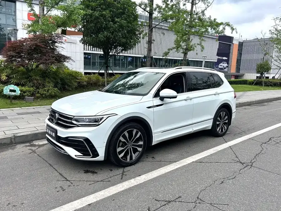 Volkswagen Tiguan L Tiguan L 2023 330TSI Automatic 2WD R-Line Enjoy Edition 2022 — фото 1, купить с доставкой в Москву