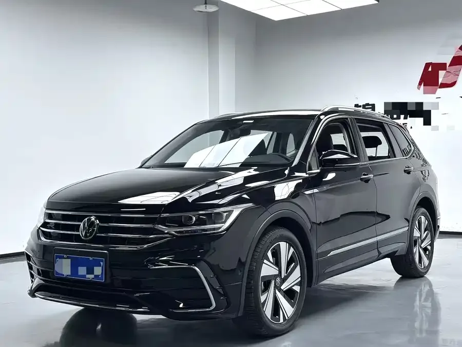 Volkswagen Tiguan L Tiguan L 2023 330TSI Automatic 2WD R-Line Enjoy Edition 2023 — фото 1, купить с доставкой в Москву