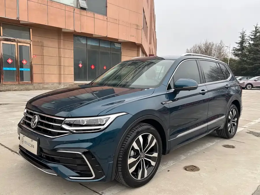 Volkswagen Tiguan L Tiguan L 2023 330TSI Automatic 2WD R-Line Enjoy Edition 2022 — фото 1, купить с доставкой в Москву