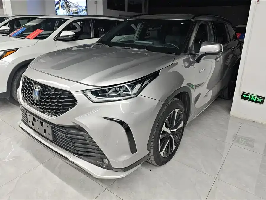 Toyota Crown Land 2022