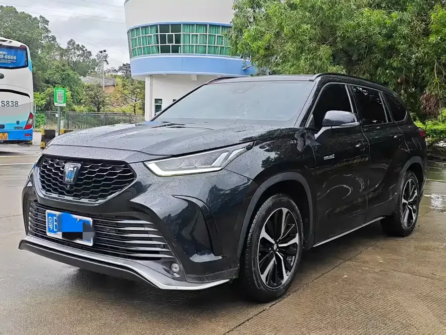 Toyota Crown Land 2022