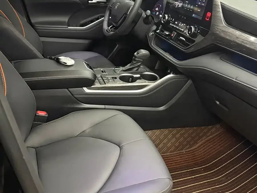Toyota Crown Land Crown Land 2024 2.5L HEV 4WD Premium Edition 2025 — миниатюра 2